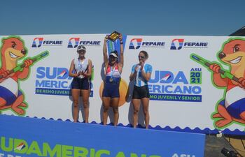 Gabriela Mosqueira levanta el trofeo y se colgó el oro, el sábado, en Singles peso ligero.