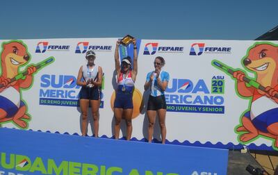 Gabriela Mosqueira levanta el trofeo y se colgó el oro, el sábado, en Singles peso ligero.