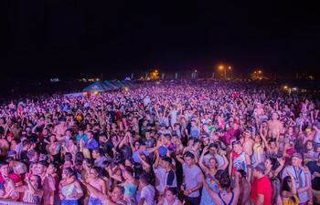En playa Paraíso de Villa Florida hubo aglomeración de miles de personas sin los cuidados sanitarios.