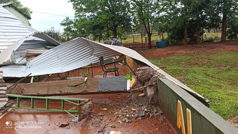 Parte de la estructura de material también se vio afectado con el temporal.