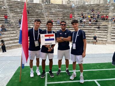Alex Santino, Thiago Drozdowski y Santiago Enriquez, junto al capitán Rodrigo Barboza.