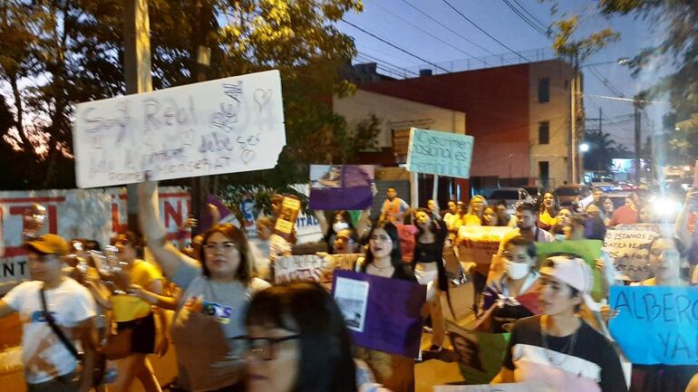 La organización feminista Kuña Poty organizó una marcha desde la Plaza de la Paz hasta la Gobernación de Alto Paraná.