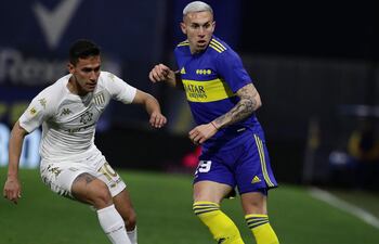 Matías Rojas (i), de Racing Club, en acción con Norberto Briasco, de Boca Juniors.