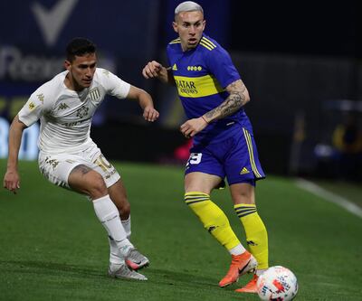 Matías Rojas (i), de Racing Club, en acción con Norberto Briasco, de Boca Juniors.