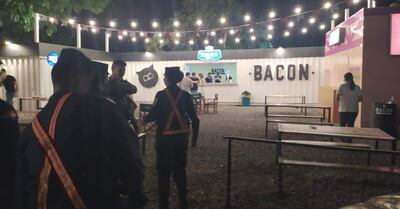 Comitiva integrada por la Policía Nacional, funcionarios municipales y personal de Salud verifican uno de los locales.