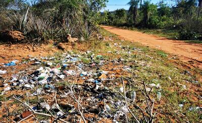 Uno de los minivertederos formados en el camino que conduce al vertedero comunal de Altos.