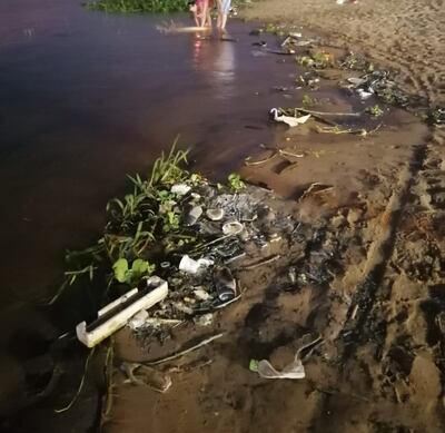 Basura en las orillas del río