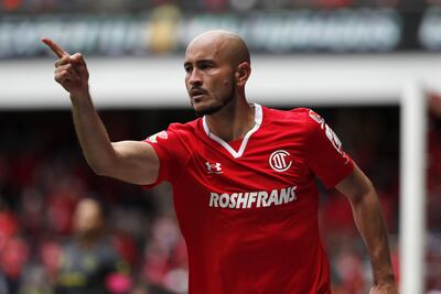 Carlos González, del Toluca, celebra después de anotar un gol ante Juárez, durante un juego de reclasificación del torneo Apertura 2022 de la Liga MX, en el estadio Nemesio Diez en el Estado de México (México). EFE/ Alex Cruz