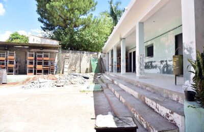 La escuela La Arboleda, de Lambaré, está en un proceso de refacción total. Se da luego de 15 años de reclamos y después que un ventilador cayera sobre una alumna, hiriéndola en la cabeza.