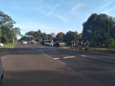Policías están apostados en el kilómetro 63 de la ruta PY01, en la zona donde se anuncia cierre del tramo.