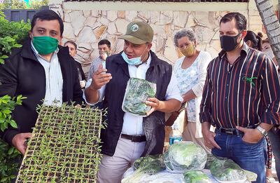La semana pasada, los funcionarios de la Secretaría de Agricultura de la Gobernación entregaron los plantines a las  familias de Santaní.