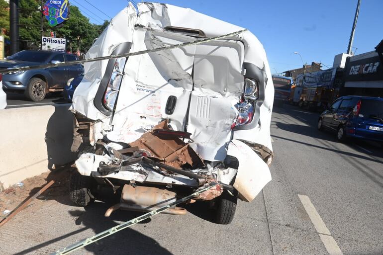 Colectivo se queda sin frenos, choca contra una camioneta y deja al menos 10 heridos, en Fernando de la Mora.