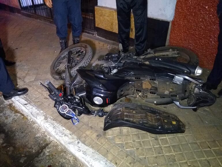 Motochorro terminó herido tras asaltar a una pareja en Asunción.