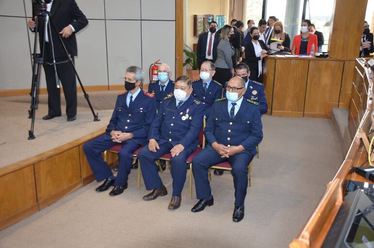 Bomberos voluntarios combatientes y fundadores del cuerpo de Encarnación (Foto: Prensa Senado)
