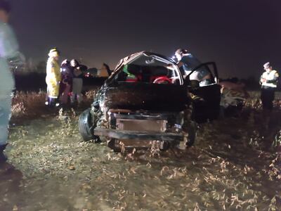 El automóvil volcó luego de chocar contra la motocicleta y quedó prácticamente inservible.