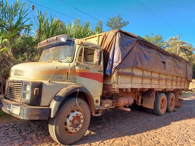 El joven motociclista chocó contra el camión en circunstancias aún desconocidas.