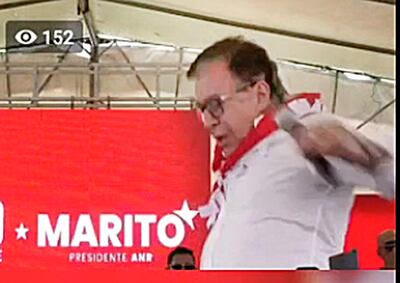 Nicanor Duarte Frutos, tropezó y cayó del escenario durante un mitin político en Itapúa.