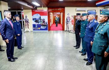 Mario Abdo (izq.) hizo ayer oficina en el Comando en Jefe de las Fuerzas Armadas, en Asunción.