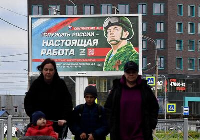 Un cartel promoviendo el servicio militar en San Petersburgo, Rusia.