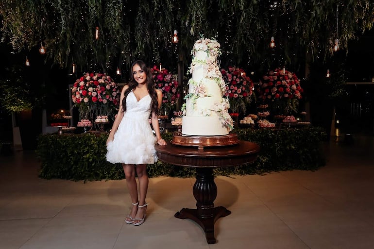 La quinceañera lució hermosa con un vestido muy moderno que fue diseñado y confeccionado por Caburé.