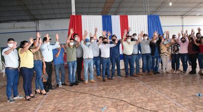 Los liberales y  de los partidos de la oposición saludando tras la reunión en San Juan Nepomuceno.