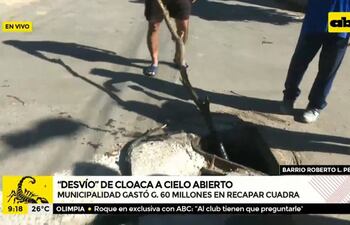 Además de generar un olor desagradable, el desvío de cloaca es peligroso, pues los vehículos pueden caer en el hoyo.