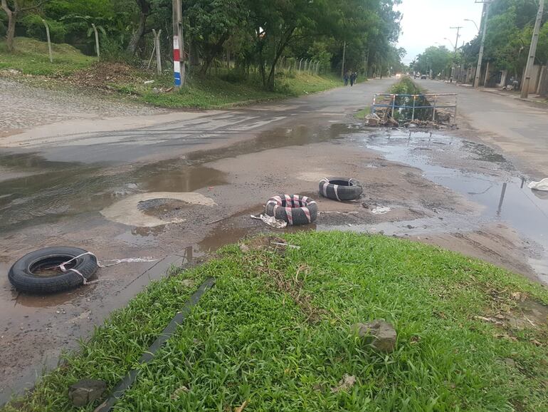 Llantas sirven de "señalizaciones", aunque la zona ya parece totalmente bombardeada. 