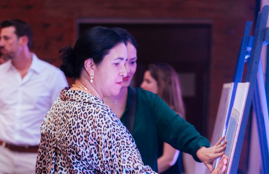 Los clientes vieron lo nuevo en pintura.