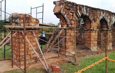 Varios andamios fueron colocados para la restauración de un arco de la misión jesuítica de Santísima Trinidad.