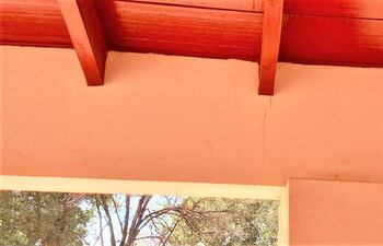 En la escuela María Auxiliadora de la Compañía Ndavarú, reclaman reparación de aulas resquebrajadas y piso que presenta hundimiento.