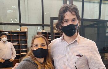 Elizabeth Argüello, del territorio social Patria Nueva 2 de la ciudad de Itaguá y Rodrigo Rojas dirigente del movimiento político y social Patria Nueva.