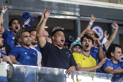 Ronaldo Nazario (c) vibra con la hinchada de Cruzeiro en una palco vip del estadio Mineirao.