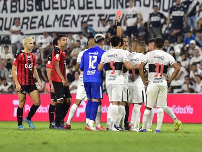 Los jugadores de Olimpia reclaman al juez Mario Díaz de Vivar por la expulsión de Marcos Gómez por la tercera jornada del torneo Apertura 2022.