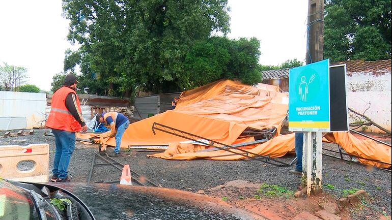 Destrozos causado por el temporal en el vacunatorio de Villa Elisa.