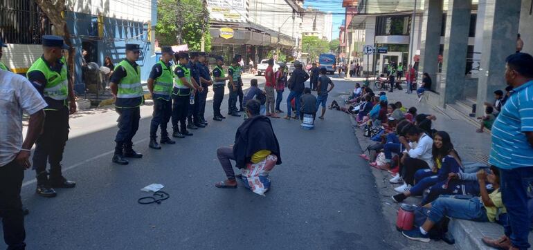 Los nativos cierran media calzada de la calle Oliva de Asunción.
