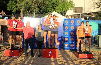 Podio del certamen femenino del circuito Ucsovol de vóley de playa en el Deportivo Sajonia. (Gentileza)
