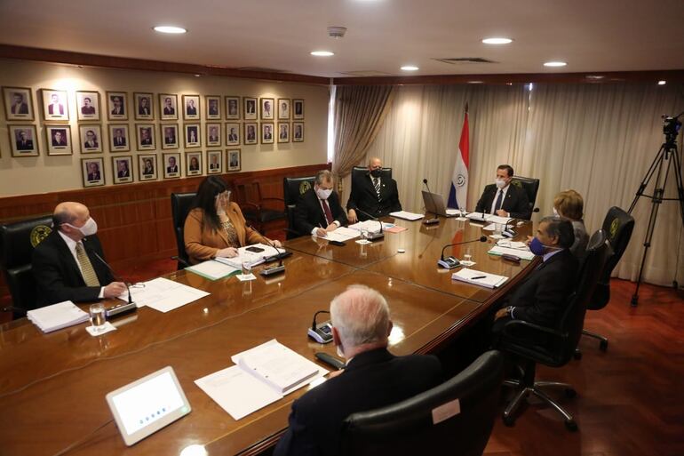 César Diesel (primero desde la izquierda) con sus colegas de la Corte Suprema, hoy.