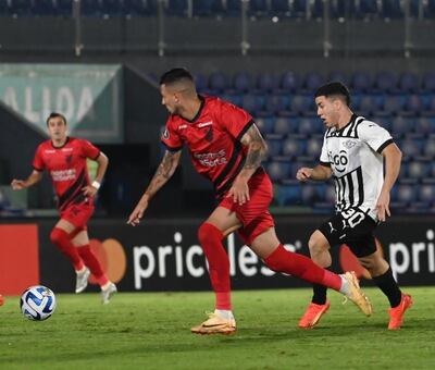 El juvenil Enso González genera una jugada de ataque para Libertad