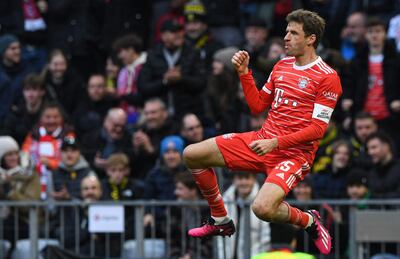 Thomas Müller salta para festejar uno de los dos goles que anotó para el Bayern Munich ante Borussia Dortmund.