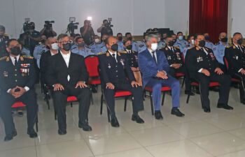 El ministro de Interior Arnaldo Giuzzio (c) entre el subcomandante de la Policía Gilberto Fleitas (i) y el comandante Luis Arias, durante un acto oficial.