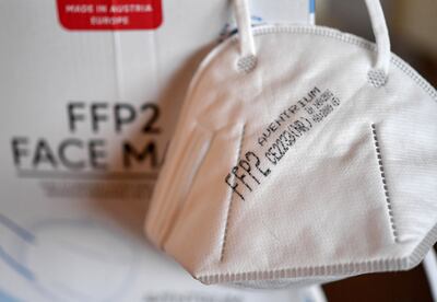 En Colombia recomiendan el uso del tapabocas en interiores ante aumento de casos de nuevo coronavirus.