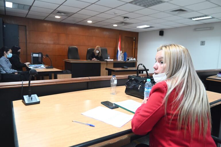 La abogada Mirian Barreto, defensora de Bruno Ciancio, durante la audiencia de revisión de medidas. De fondo la jueza Rosarito Montanía.