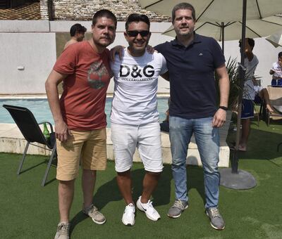 Javier Zacarías (c), presidente de Colegiales.