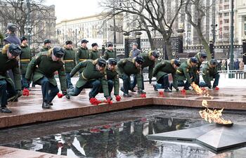 El Ministerio ruso de Finanzas afirmó hoy que vigila de cerca la situación en los mercados después de las sanciones impuestas por EEUU a transacciones con bonos soberanos de Rusia.
