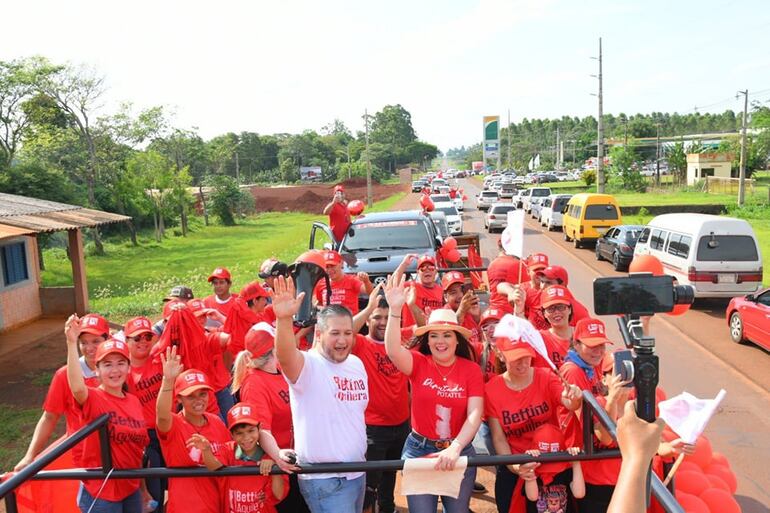 Una de las caravanas de Bettina Aguilera en su campaña electoral antes de las internas.