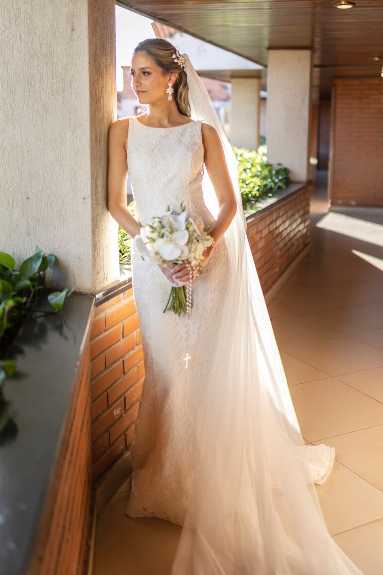 La novia lució un vestido de líneas románticas que fue diseñado y confeccionado por Cuye. El tocado fue hecho por Liralo. Belén fue maquillada por Flo Amigo - Blume.