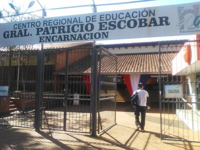 Fachada del Centro Regional de Educación de Encarnación. Dos alumnas deniunciaron casos de acoso sexual. Uno involucra a un directivo de la comisión de padres y otro a un docente.