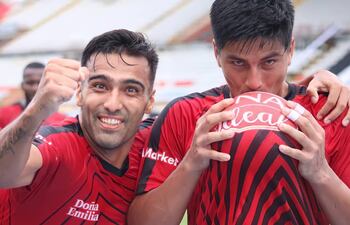 Adrián Fernández (i) y Samuel Cáceres, dos paraguayos en el Portuguesa de Venezuela.