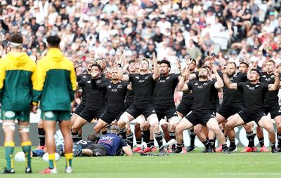 Los All Blacks realizan el haka antes de medir a Australia, ayer, en la ciudad de Auckland. AFP
