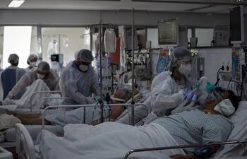 Personal médico trabaja el 12 de marzo, en la UCI del Hospital de M'Boi Mirim, en un suburbio de Sao Paulo.